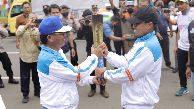Wakil Walikota Tangerang Sachrudin menerima Api Obor Porprov Banten dari Wakil Walikota Tangerang Selatan Pilar Saga Ichsan/Repro