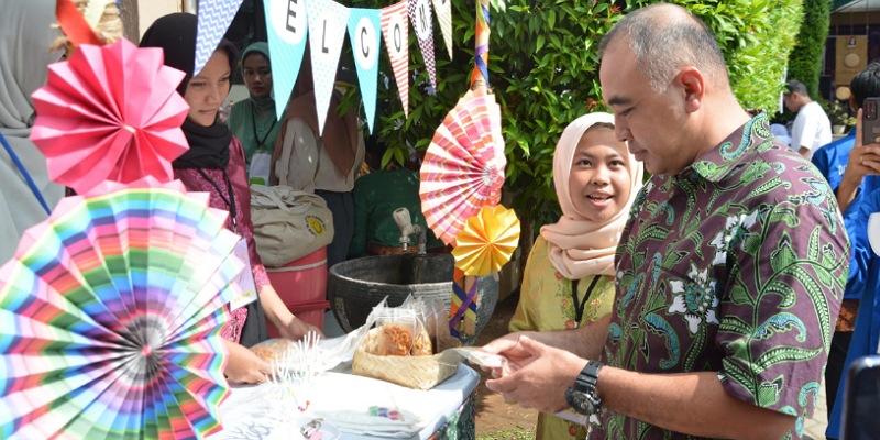 Bupati Tangerang Ahmed Zaki Iskandar melihat lihat bazar di festival budaya anak SMA/Dok