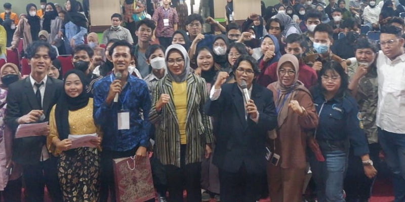 Mantan walikota Tangerang Selatan Airin Rachmi Diany di tengah mahasiswa UNTIRTA/Ist