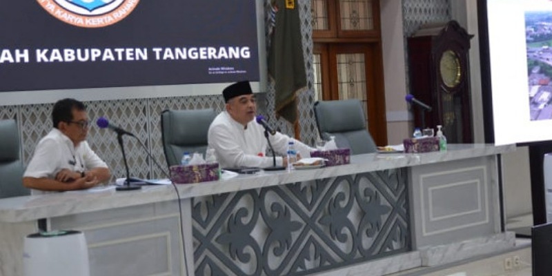 Bupati Tangerang Ahmed Zaki Iskandar memimpin rapat penanganan banjir/Repro