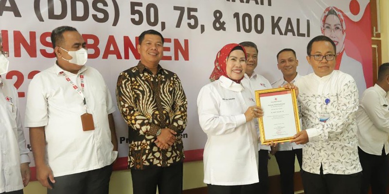 Ketua PMI Banten Ratu Tatu Chasanah memberikan penghargaan kepada pendonor darah sukarela/Ist