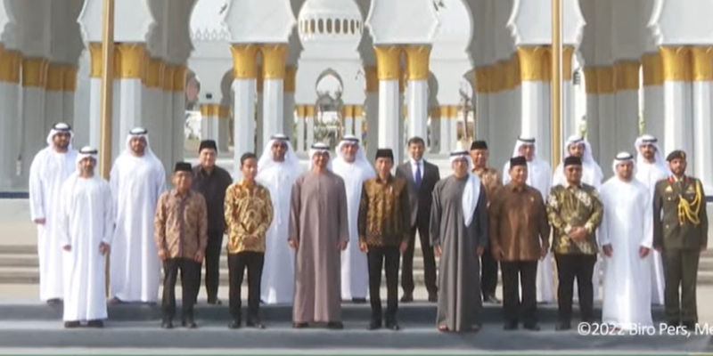 Sesi foto usai peresmian Masjid Raya Sheikh Zayed Solo, Senin (14/11)/Repro