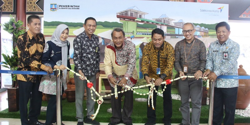 Wakil Bupati Serang Pandji Tirtayasa gunting pita tanda produk UMKM Kabupaten Serang majang di Bandara Soetta/Ist