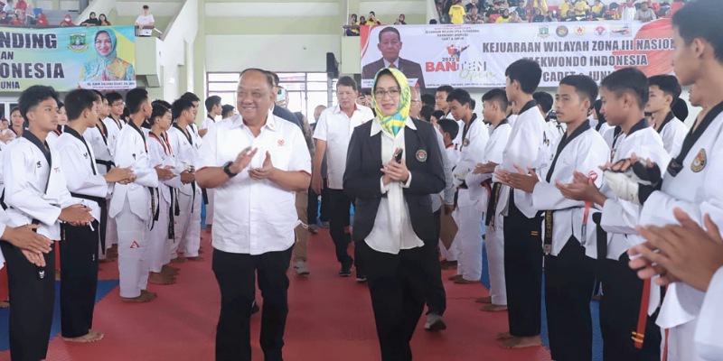 Ketum KONI Letjen (Purn) Marciano Norman dengan Ketum Taekwondo Banten Airin Rachmi Diany saat menghadiri Kejuaraan Taekwondo di Tangerang/Ist