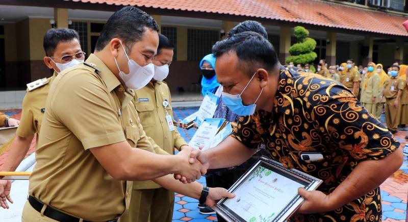 Walikota Tangerang Arief Wismansyah menyerahkan penghargaan Proklim tingkat nasional/Repro