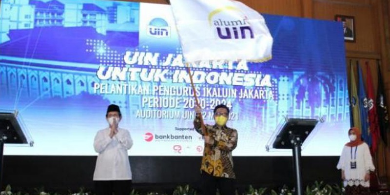 Ketum IKALUIN Jakarta, Ace Hasan Syadzily mengibarkan Panji Alumni UIN Jakarta/Repro