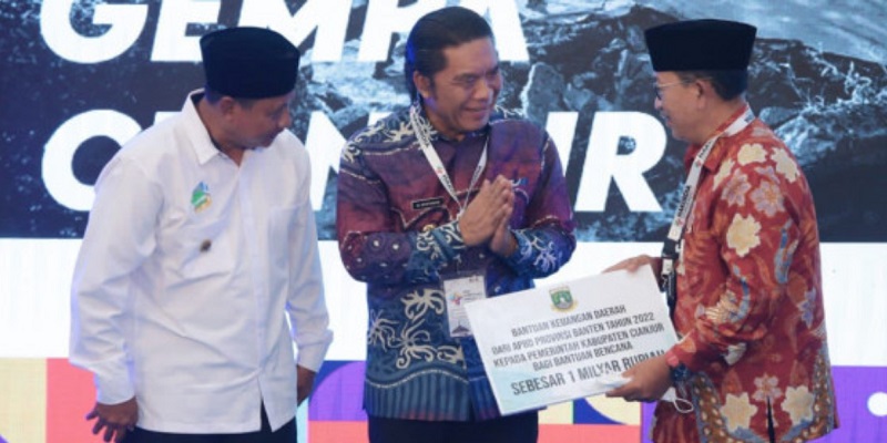 Bantuan keuangan dari Pemprov Banten sebesar Rp 1 Miliar diserahkan Pj Gubernur Banten Al Muktabar kepada h Bupati Cianjur Herman Suherman/Repro