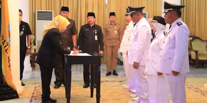 Bupati Serang Ratu Tatu Chasanah menandatangani pelantikan pejabat/Repro
