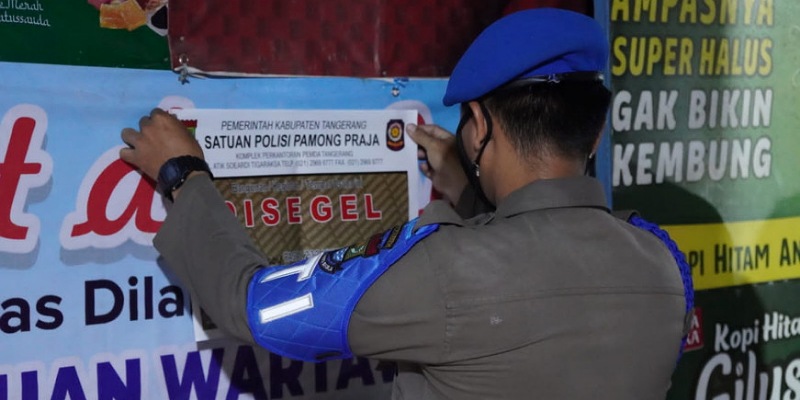Satpol PP Kabupaten Tangerang menyegel sebuah warung hasil laporan masyarakat yang menganggu Trantibumas/Repro