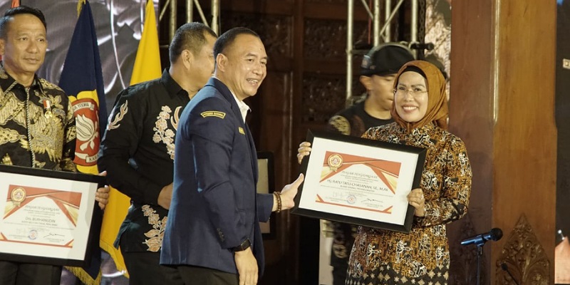 Bupati Serang Ratu Tatu Chasanah menerima penghargaan AKMY 2022,/Ist