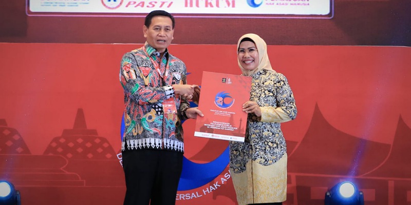 Bupati Serang Ratu Tatu Chasanah menerima penghargaan dari Kemenkumham untuk pelayanan publik berbasis HAIst