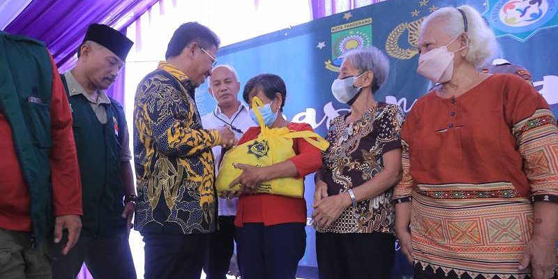 Wakil Walikota Tangerang Sachrudin saat menghadiri kegiatan sosial berbagi/Repro