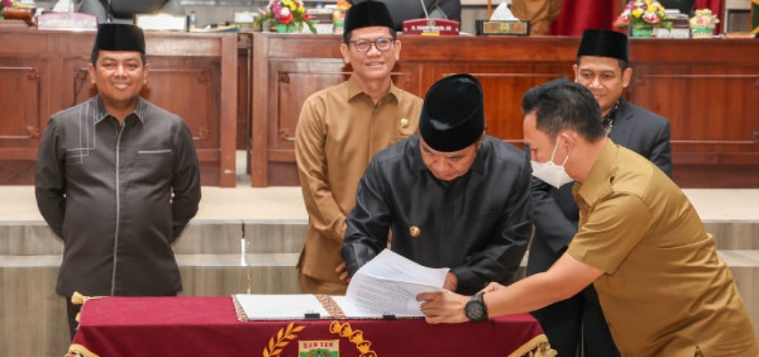 Pj Gubernur Banten Al Muktabar menandatangi persetujuan dua reperda di sidang Paripurna DPRD Banten/Repro