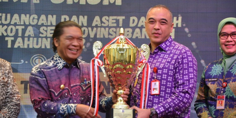 Bupati Tangerang Ahmed Zaki Iskandar menerima penghargaan sebagai juara umum pengelolaan keuangan dan aset daerah terbaik yang diserahkan Pj Gubernur Banten Al Muktabar/Repro