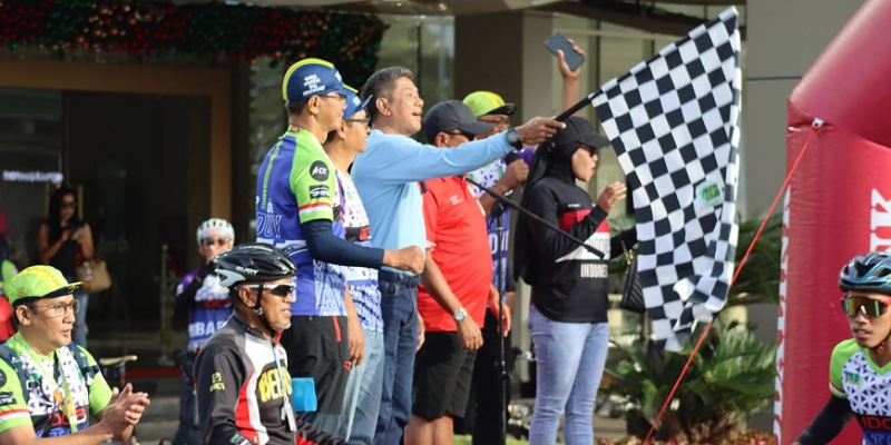 Kepala Dinas Komunikasi dan Informatika Kabupaten Tangerang, Nono Sudarno melepas peserta Tour De Baduy 2022/Repro