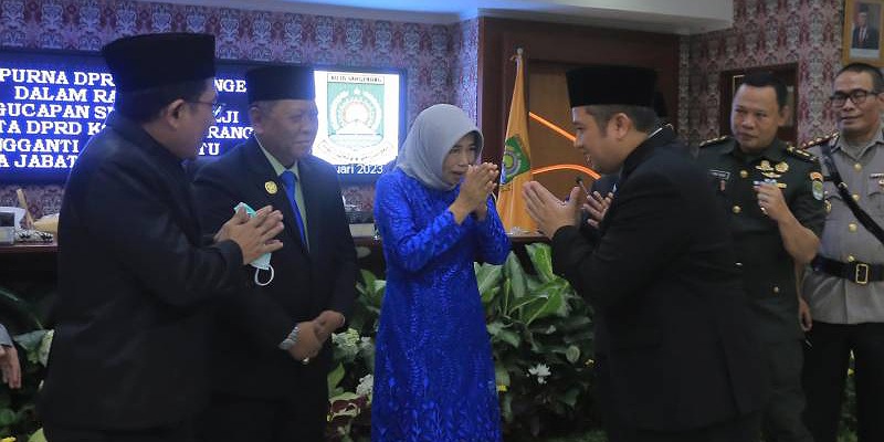 Walikota Tangerang Arief Wismansyah memberikan ucapan selamat pelantikan PAW/Repro