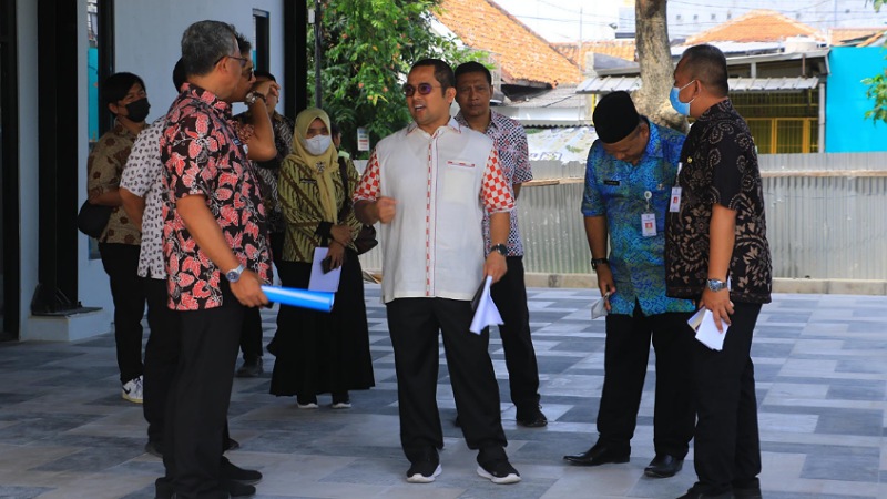 Walikota Tangerang Arief Wismansyah meninjau pembangunan gedung pemuda/Rwpro
