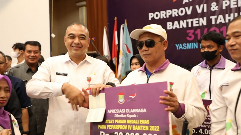 Bupati Tangerang Ahmed Zaki Iskandar memberikan bonus kepada atlet dan pelatih Porprov dan Peparprov/Repro
