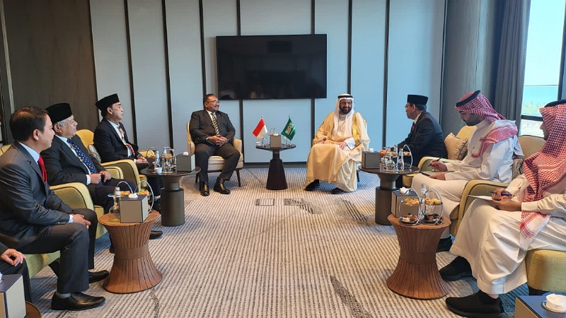 Menag Yaqut Cholil Qoumas bertemu Menteri Haji Arab Saudi Tawfiq F. Al Rabiah, di Jeddah, Minggu (8/1). Dalam pertemuan itu disepakati penambahan kuota Haji 2023 sebanya 221 ribu dengan tidak ada pembatasan usia/Iat