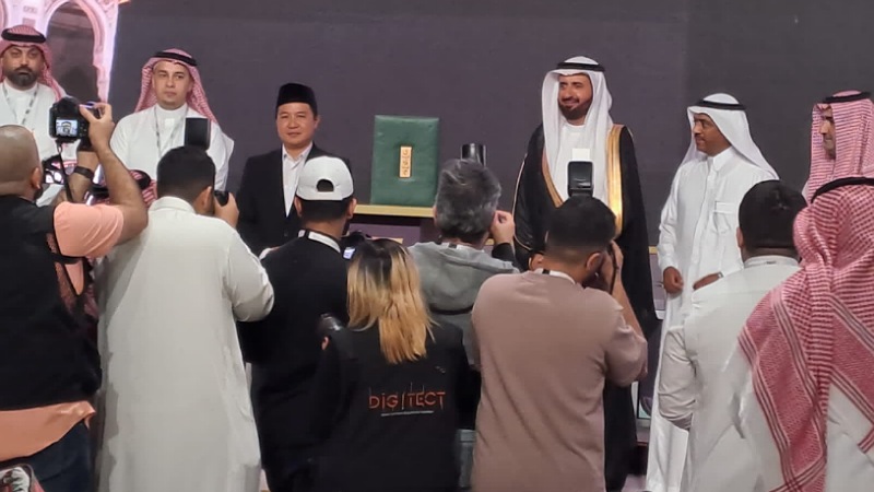Dirjen PHU Hilman Latief mewakili Kemenag menerima penghargaan dari Menteri Haji Arab Saudi untuk aplikasi Haji Pintar/Kemenag