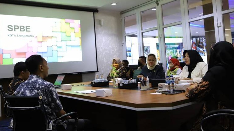 Komisi 1 DPRD Kota Sukabumi mendengarkan pemaparan SPBE dari Diskominfo Kota Tangerang/Repro