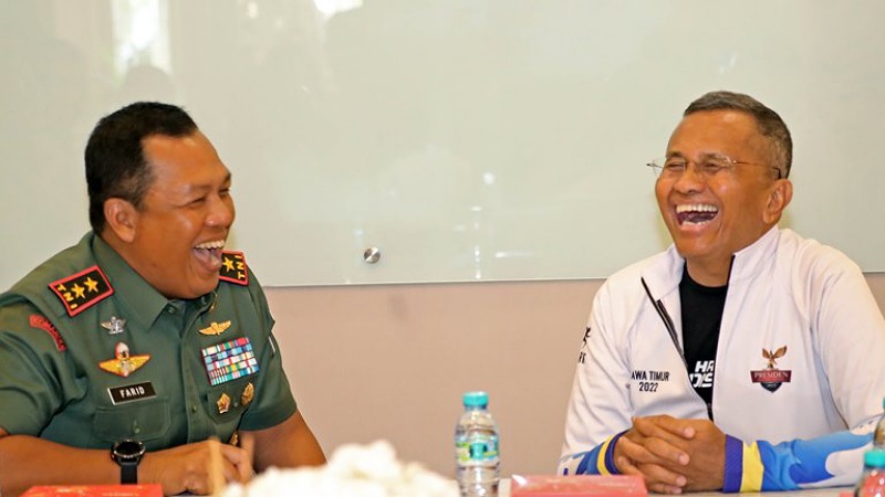 Pangdam V Brawijaya Mayjen TNI Farid Makruf, M.A dan Founder Dahlan Iskan tampak tertawa lepas saat berbincang di kantor Harian Disway.-Boy Slamet-
