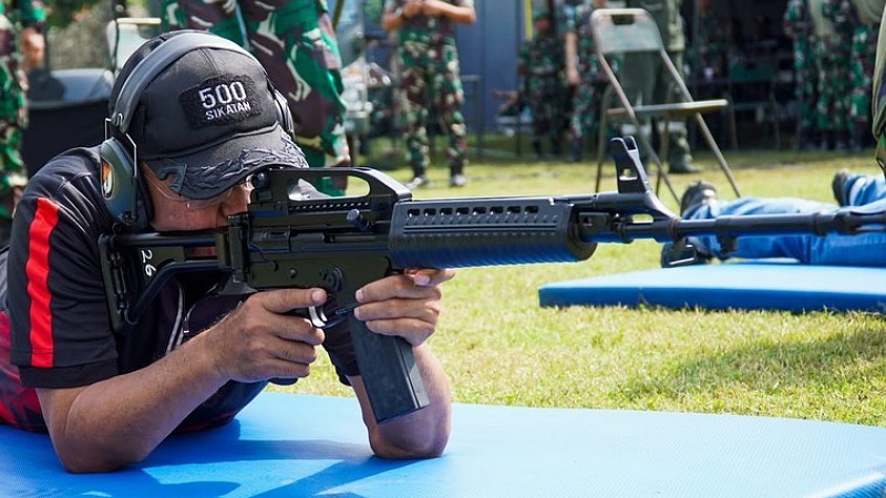 Dahlan Iskan latihan menembak di Batalyon Infanteri 500 Raiders/Sikatan Kodam V Brawijaya.