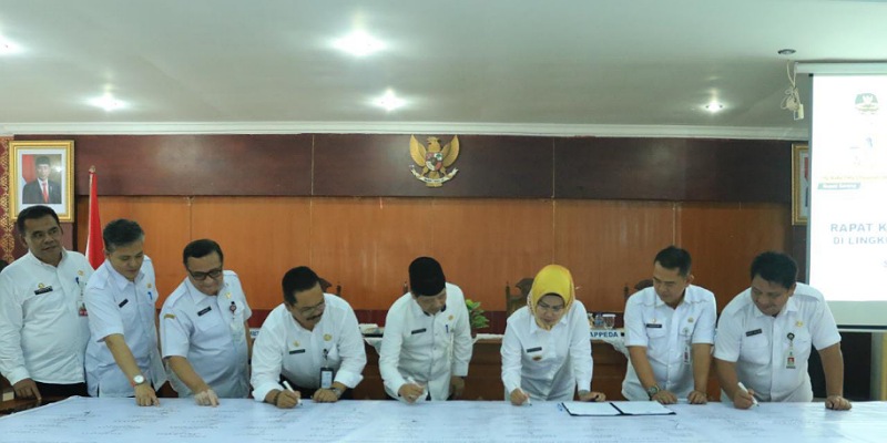 Bupati Serang Ratu Tatu Chasanah bersama jajaran ASN Pemkab Serang menandatangani fakta integritas pacu kinerja awal tahun 2023/Ist
