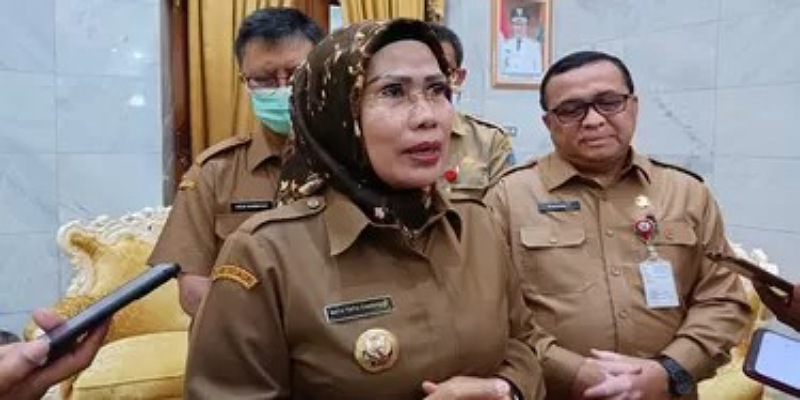 Bupati Serang Ratu Tatu Chasanah memnerikan keterangan pers pencabutan PPKM/Repro