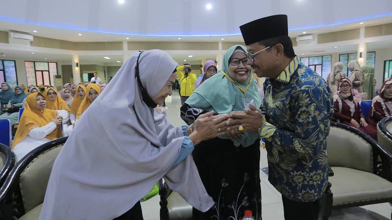 Wakil Walikota Tangerang Sachrudin bersama ibu-ibu majlis Ta'lim Fosmita dalam HUT Fosmita ke 27/Repro