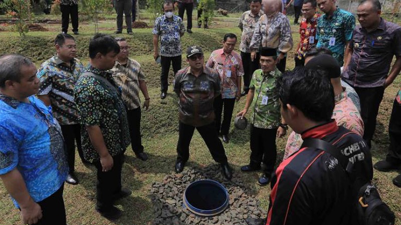 Walikota Tangerang Arief Wismansyah sedang mengecek sumur resapan/Repro