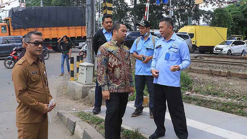 Walikota Tangerang Arief Wismansyah saat meninjau pipa bocor/Repro