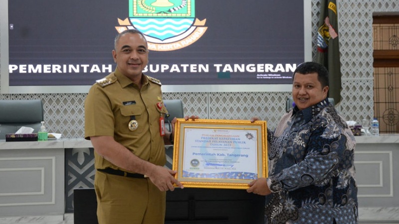 Bupati Tangerang Ahmed Zaki Iskandar menerima piagam penghargaan kepatuhan standar pelayanan publik tahun 2022 dari Ombudsman RI/Repro
