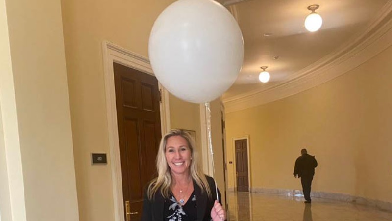 Politikus Partai Republik Marjorie Taylor Greene membawa balon putih ke sidang DPR untuk menyindir lambatnya pemerintah AS menembak balon udara milik Tiongkok yang terang di willayah udara AS. -FOTO: TWITTER @kadiagoba-