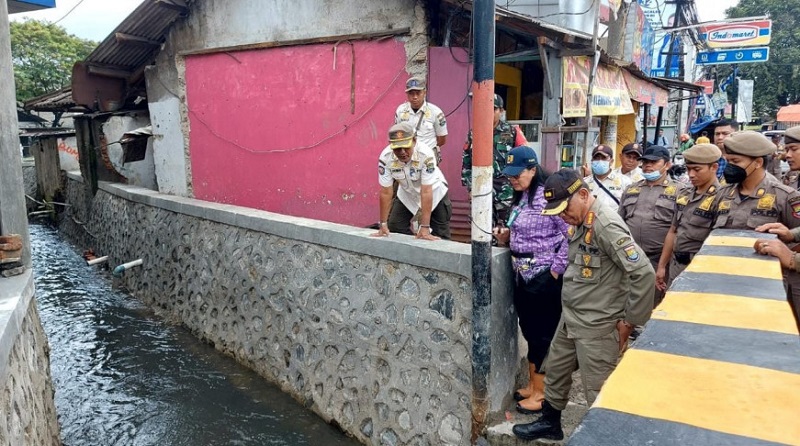 Satpol PP Kabupaten Tangerang menertibkan bangunan yang berdiri di atas irigasi di Desa Teglasari/Repro