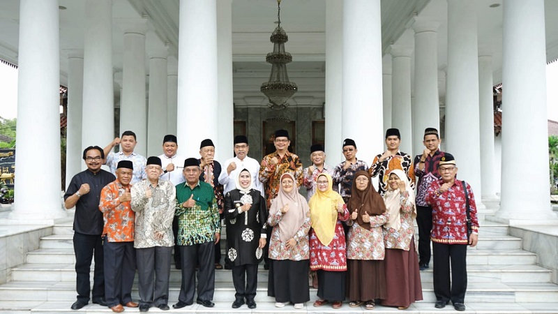 Bupati Serang Ratu Tatu Chasnah berfoto bersama Pengurus Wilayah Muhammadiyah Provinsi Banten/Ist