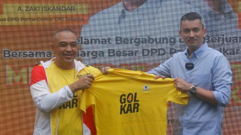 Ketua Golkar DKI Jakarta Ahmed Zaki Iskandar saat meresmikan Rian Ernest jadi Ketua Biro Pemuda DPD Golkar DKI Jakarta.