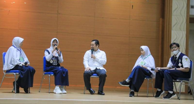 Walikota Tangerang Arief Wismansyah ngobrol bahasa Inggris dengan pelajar/Repro