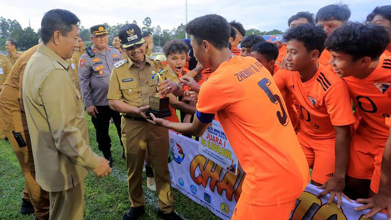 Wakil Walikota Tangerang Sachrudin menyerahkan piala Walikota Cup kepada SMA PGRI 109/Repro