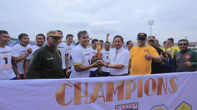 Sekda Kota Tangerang, Herman Suwarman menyerahkan trophy turnamen sepakbola antar Satpol PP se Banten/Repro