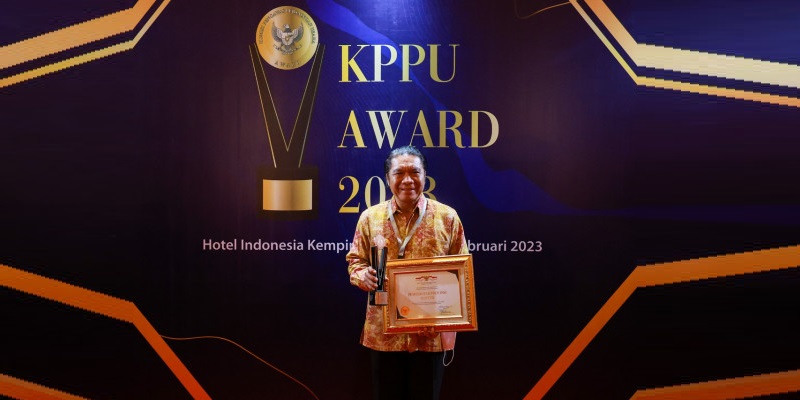 Penjabat Gubernur Banten memperlihatkan penghargaan KPPU Award 2023/Repro