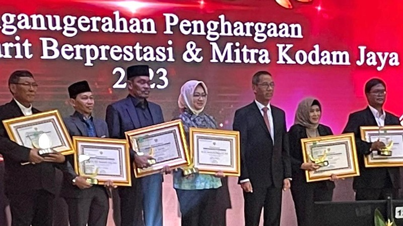Mantan wakil Walikota Tangerang Selatan Airin Rachmi Diany mendapat penghargaan Jayakarta Award 2023 dari Kodam Jaya/Ist