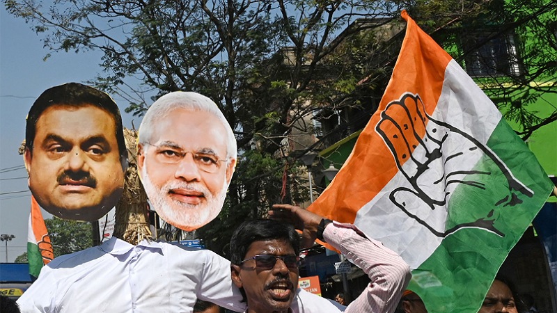 AKTIVIS partai di India membawa patung Perdana Menteri Narendra Modi dan taipan India Gautam Adani untuk memprotes kebijakan keuangan pemerintah di Kolkata, 6 Februari 2023.-Foto: Dibyangshu SARKAR-AFP-
