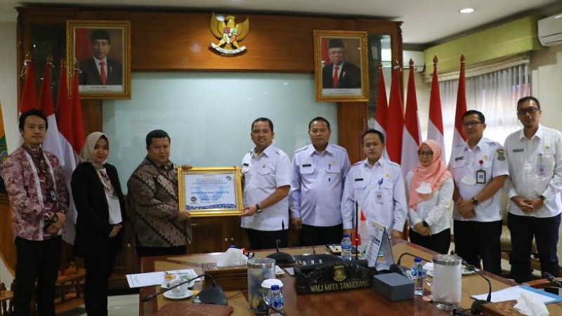 Walikota Tangerang Arief Wismansyah menerima penghargaan dari Ombudsman RI/Repro