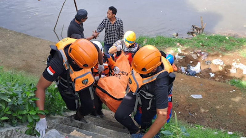 Tim SAR gabungan menemukan korban tenggelam di Sungai Ciliwung/Repro