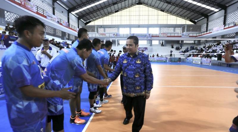 Walikota Tangerang Arief Wismanyah menyalami pemain Voli yang akan bertanding di Piala Walikota/Repro