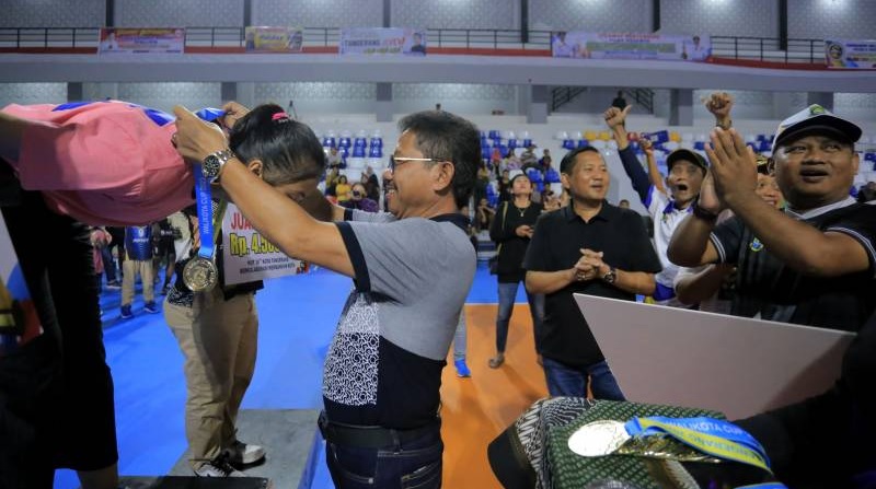 Wakil Walikota Sachrudin memberikan medali kepada juara bola voli kelompok putri dari Kota Tangerang/Repro