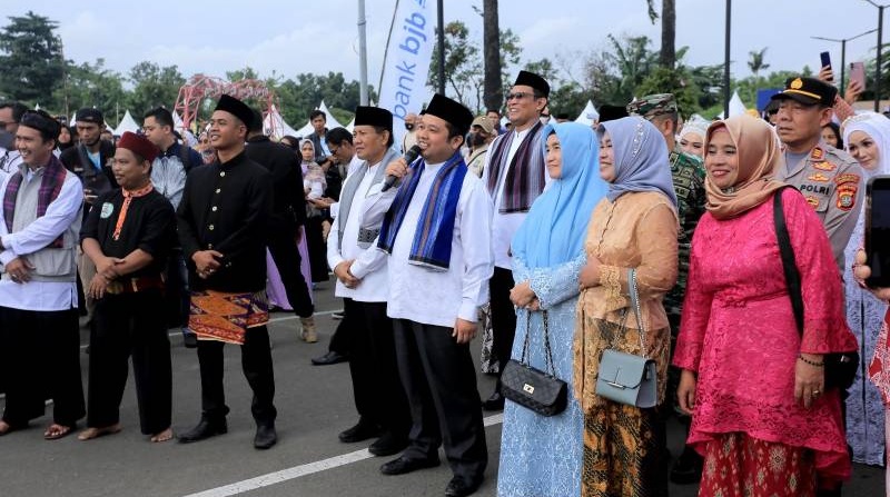 Walikota Tangerang Arief Wismanyah mengiringi rombongan pengantin pada acara hajata Tangerang Ngebesan/Repro