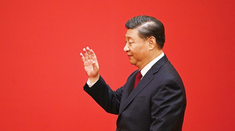 XI JINPING melambai kepada peserta kongres Partai Komunis Tiongkok di Beijing, Minggu, 23 Oktober 2022.-NOEL CELIS-AFP-