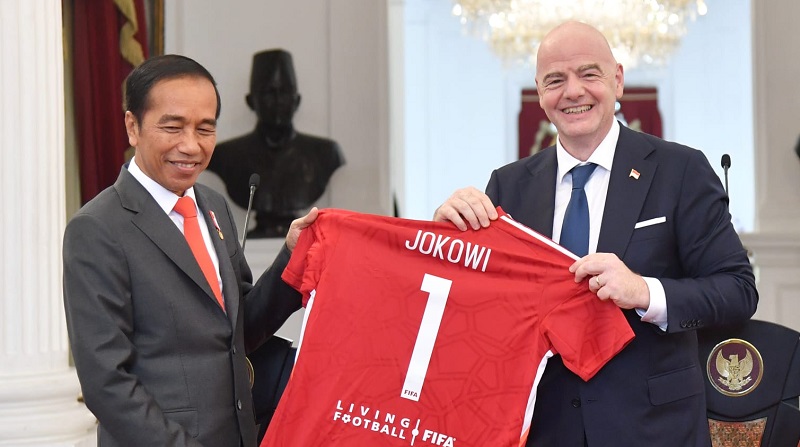 Presiden FIFA Gianni Infantino saat memberikan Jersey nomor 1 kepada Presiden Joko Widodo/Repro